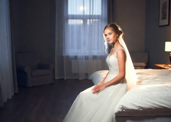 Перед поездом незнакомая старуха велела мне вернуться домой, и это спасло мне жизнь