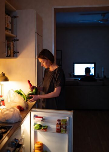 Когда свекровь заставила её раздеться, всё стало ясно