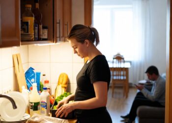 Свекровь настроила мужа против меня из-за денег, и однажды они потребовали отчёт за каждый рубль