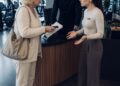«Пенсионерок мы не обслуживаем»: администраторша не знала, что перед ней владелица всей сети