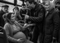 «Ты чего расселась, моя мама стоит! Уступи место!»