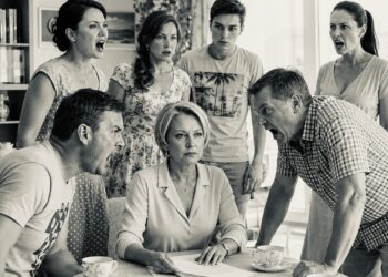 Родня мужа собралась, чтобы решить, как нам жить. Я не спорила — просто показала один документ