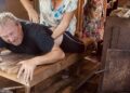 СВАТЬЯ ЗАПЕРЛА МЕНЯ В БАНЕ, СТЯНУЛА С МЕНЯ ШОРТЫ И ПРОШЕПТАЛА