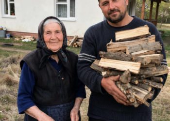 Молодой парень каждый день ходил к одинокой старушке