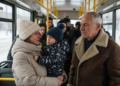 Отец увидел дочь на остановке с замерзающим внуком