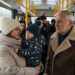 Отец увидел дочь на остановке с замерзающим внуком