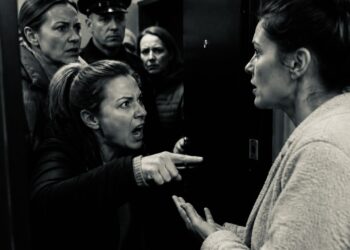 — Вскрывайте дверь, там ребёнка прячут! — кричала золовка