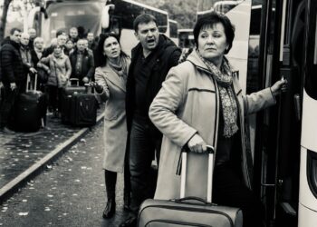 У нас двенадцать человек под дверью стоят