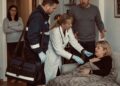 Свекровь потребовала, чтобы я уволилась ради ухода за ней, но я вызвала врачей
