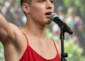 Мой сын вышел на выпускной в красном платье под смех всего зала