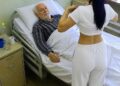 Медсестра приложила руку умирающего 80-летнего пенсионера к своей