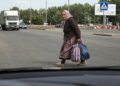 Холостяк подобрал на трассе 70-летнюю бездомную
