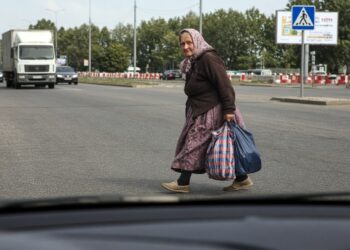 Холостяк подобрал на трассе 70-летнюю бездомную